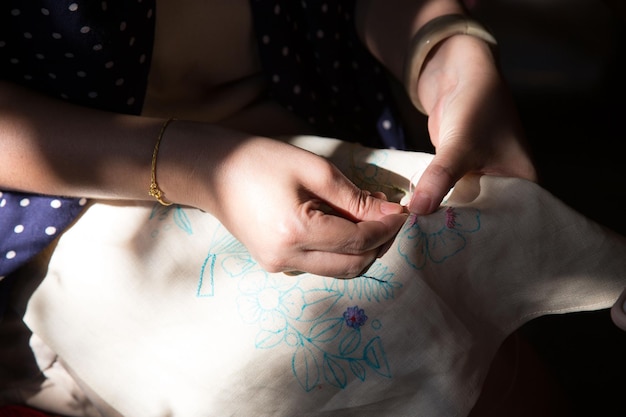 haft na materiale w warsztacie